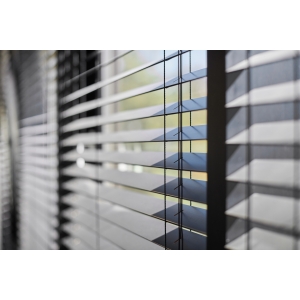 Style & Function: A Guide to Roman vs. Venetian Blinds